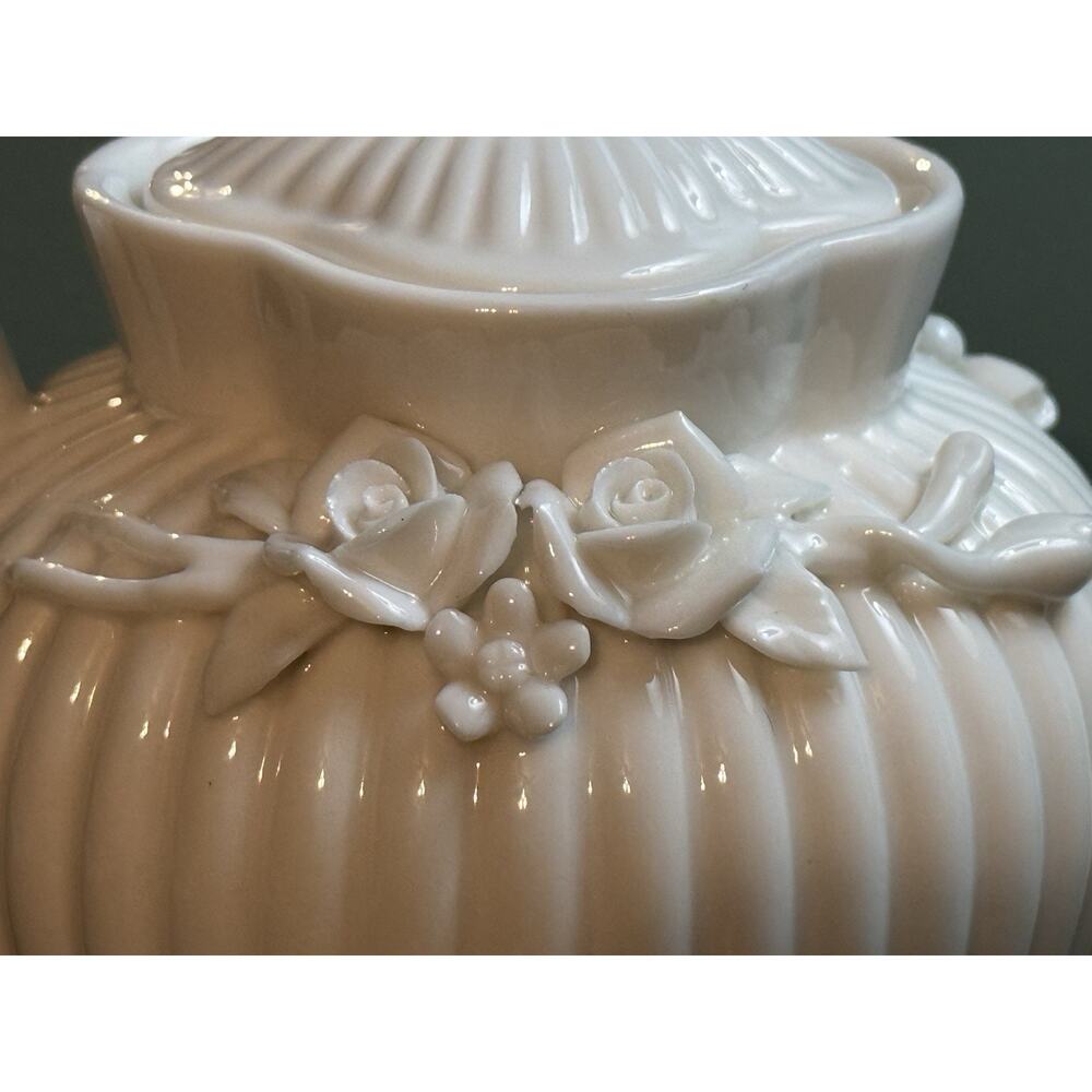 Beautiful I. Godinger & Co. White Ribbed Tea Pot With Victorian Rose Pattern - Picture 3 of 11